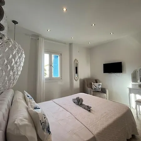 Reginas & Apartments- Blue Flower *