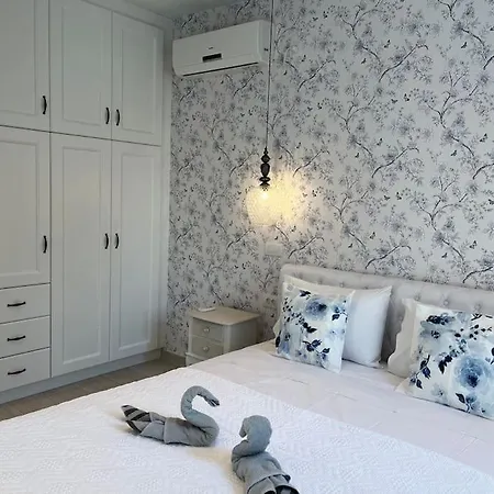 Reginas & Apartments- Blue Flower